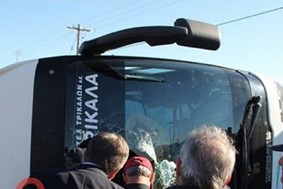 Λεωφορείο του ΚΤΕΛ ανατράπηκε στην Καλαμπάκα